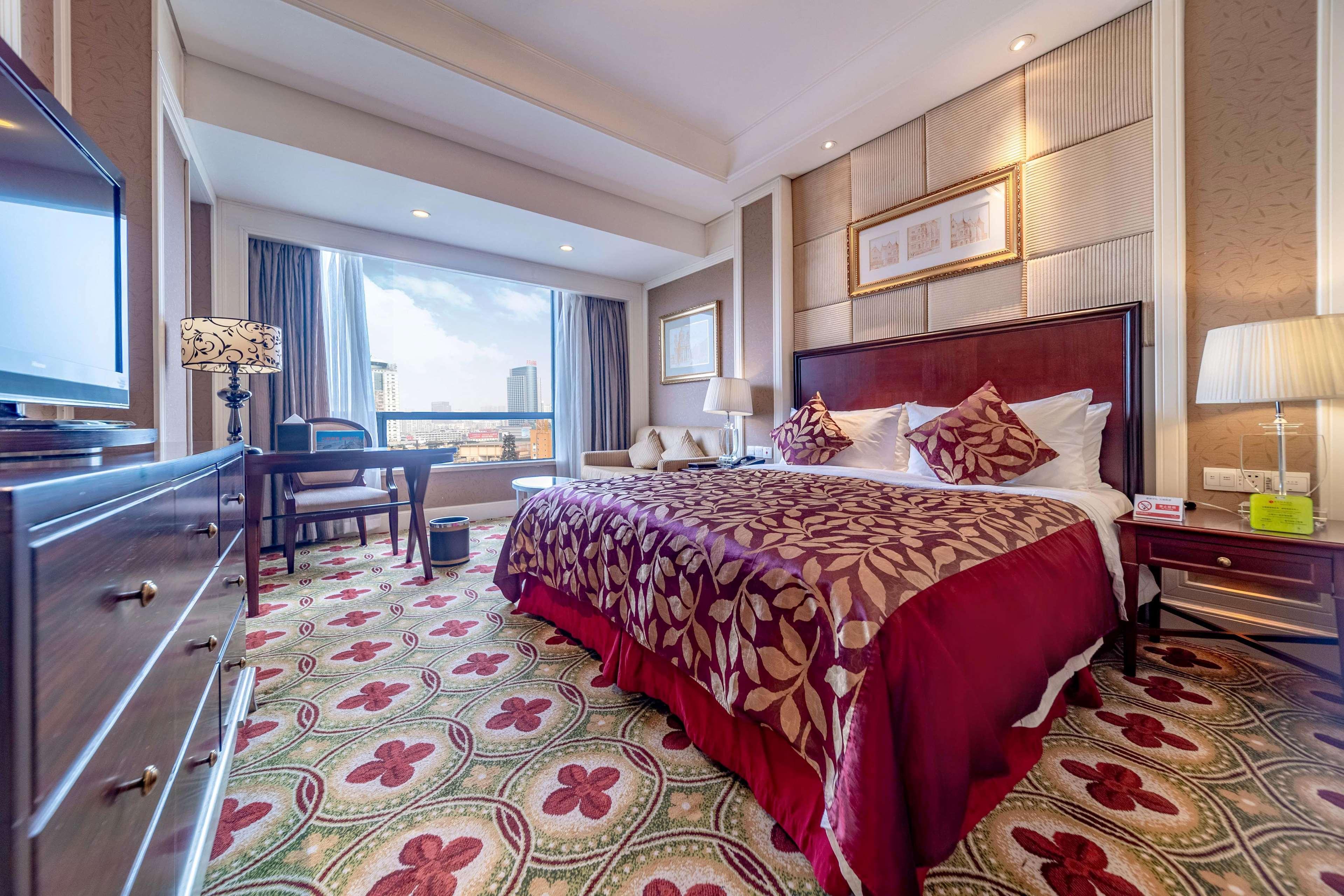 Ramada Yichang Hotel Экстерьер фото