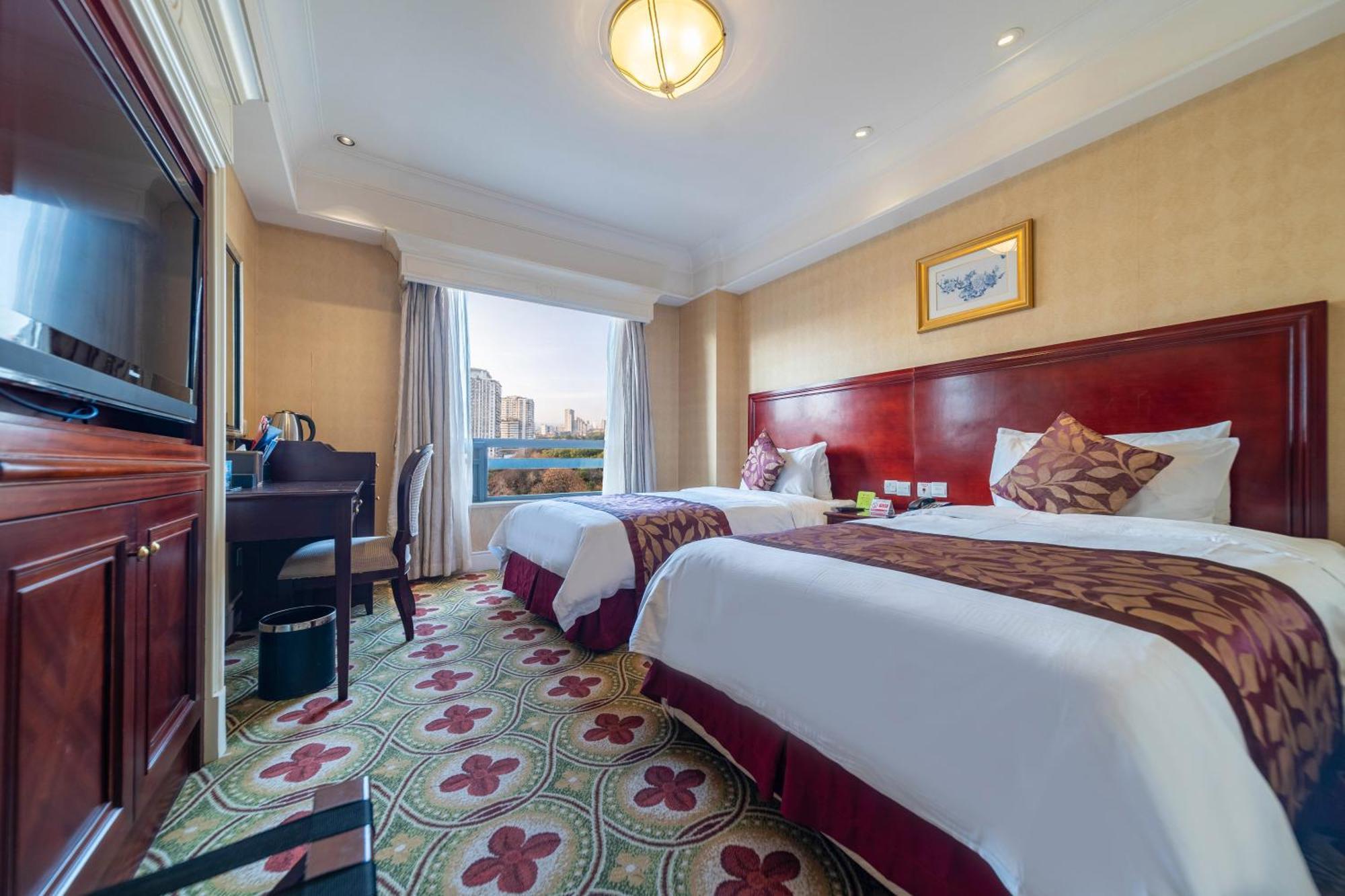Ramada Yichang Hotel Экстерьер фото