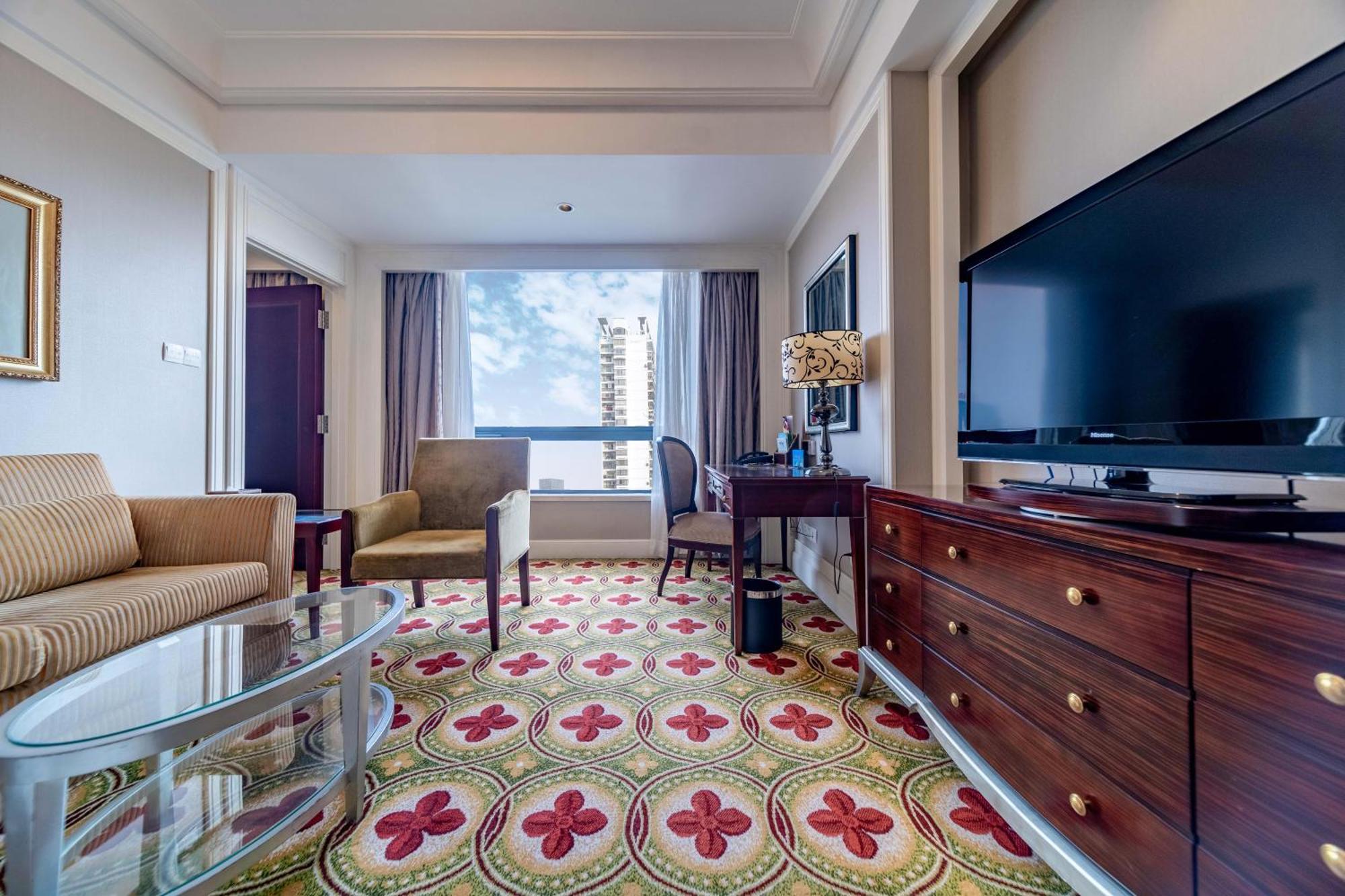 Ramada Yichang Hotel Экстерьер фото