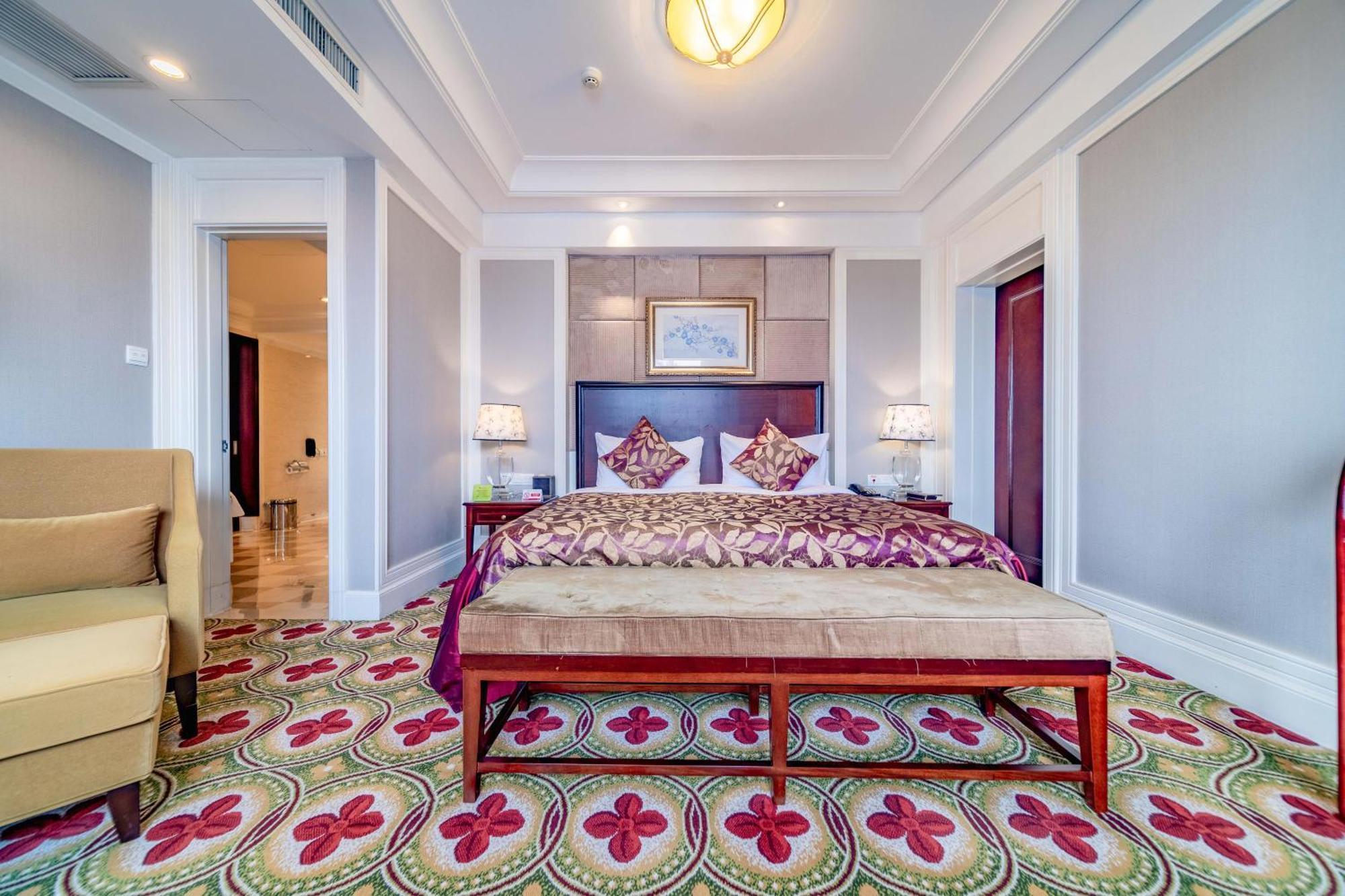 Ramada Yichang Hotel Экстерьер фото